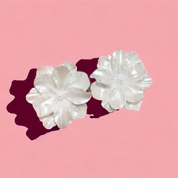 Flower Design Stud Earrings - Picture 4 of 4